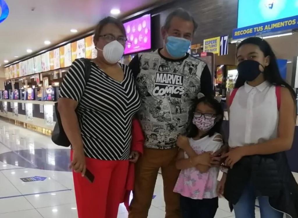 Familia retoma su 'tradición' de ir al cine tras pandemia