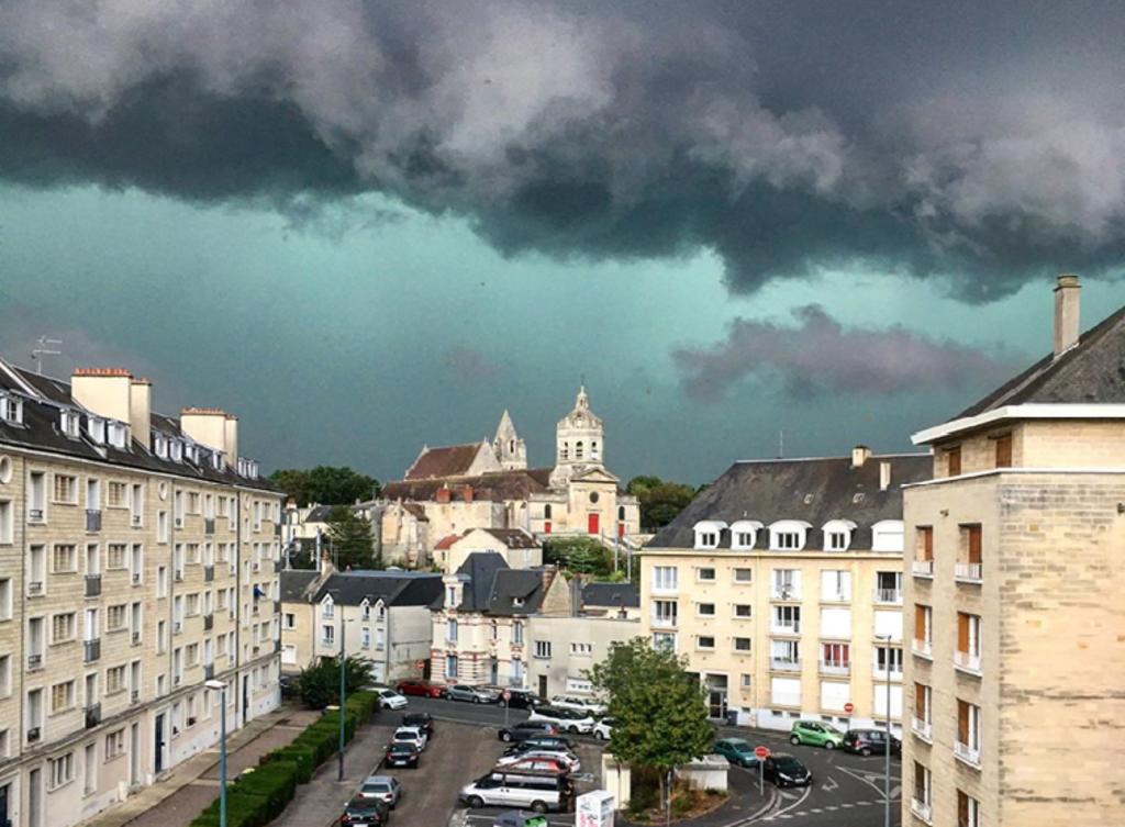 El cielo se vuelve verde en Francia tras una tormenta