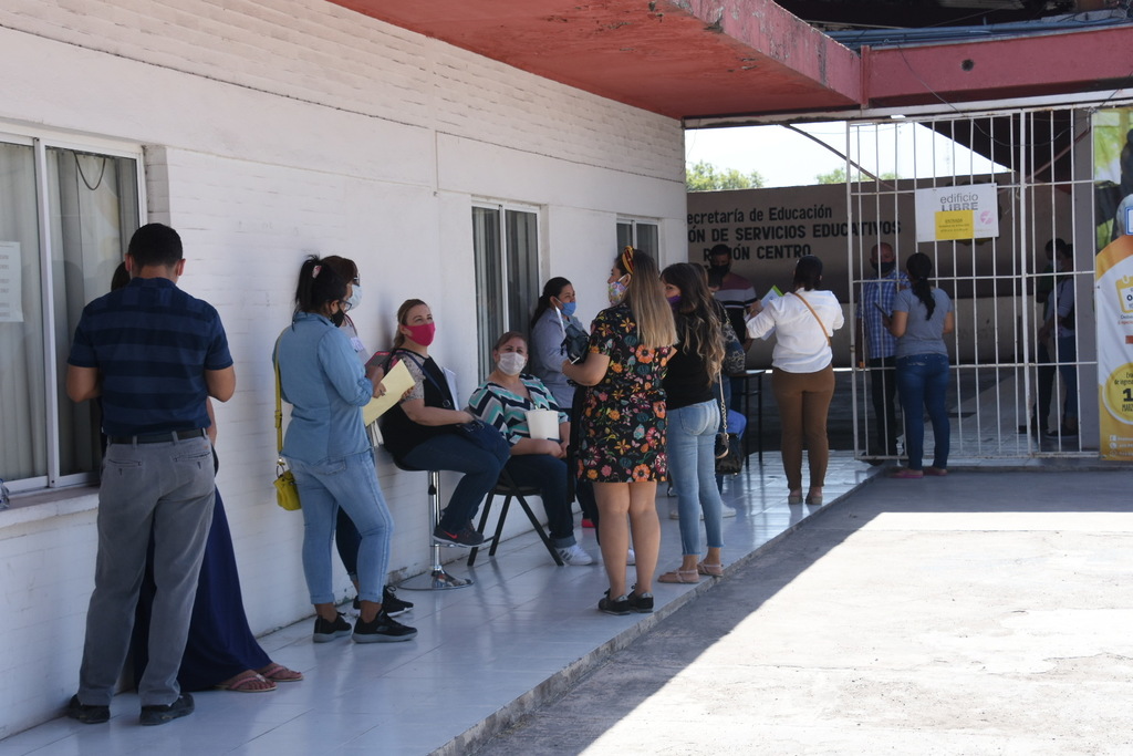 Hacen fila en Coahuila para cambios de escuelas