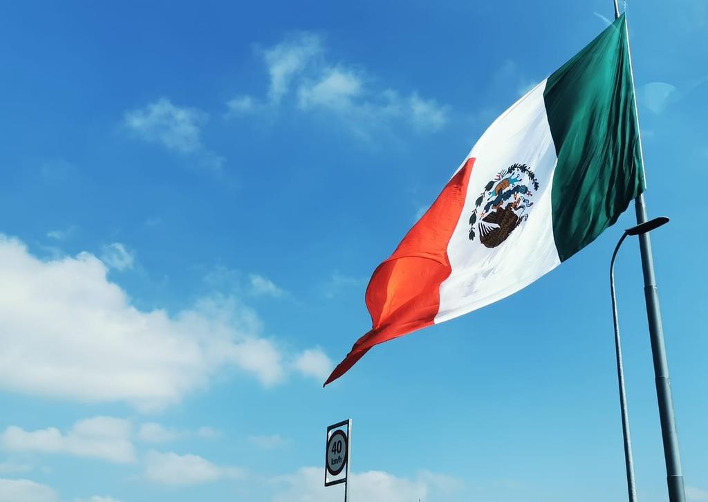Aparece Bandera de México 'de cabeza' en San Jerónimo