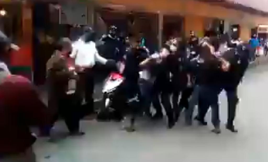 Adolescente es golpeado por policías al intentar defender a su madre en Puebla