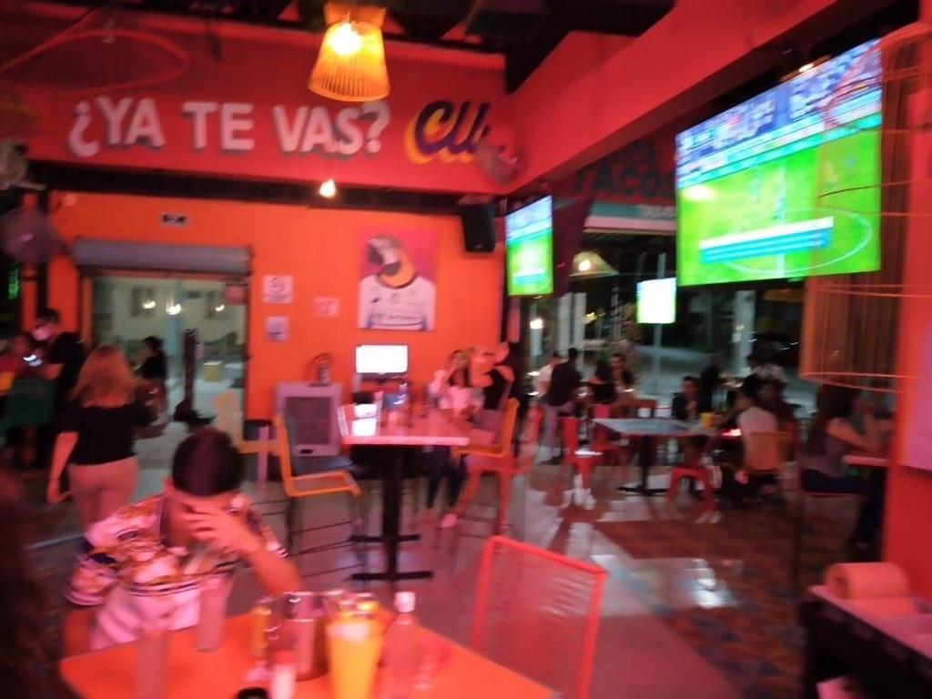Sancionan a restaurantes-bar de Torreón; uno 'parecía antro'