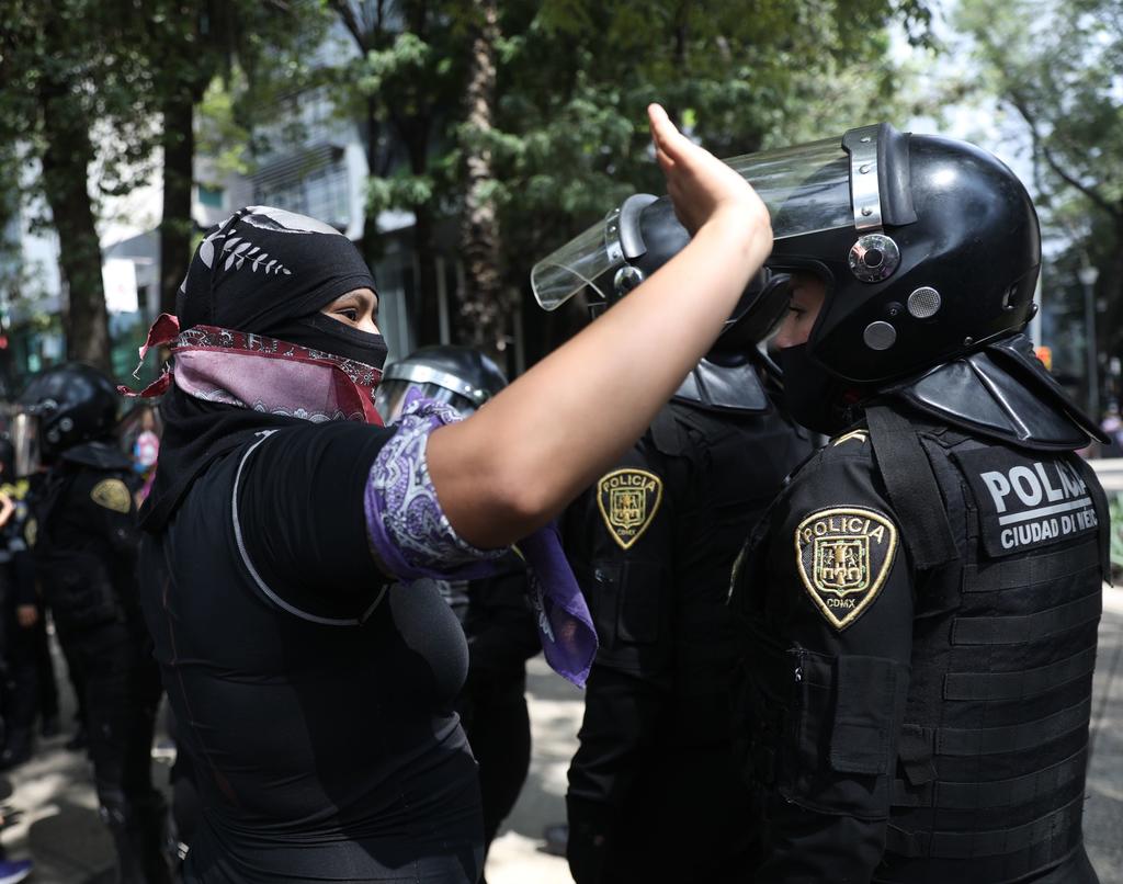 Mujeres y policías chocan en la CDMX en marcha contra el machismo