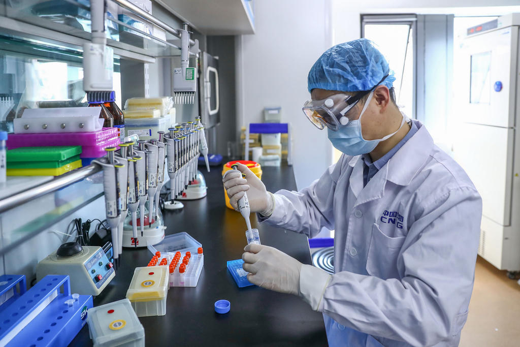 Autoriza China patente de vacuna contra COVID-19; está en fase de pruebas