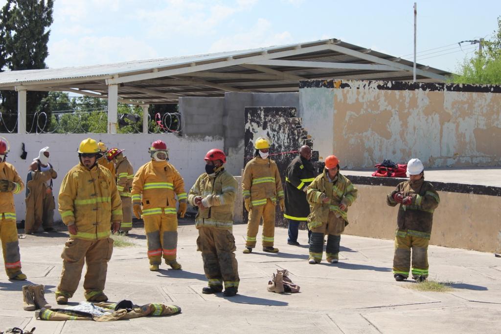 Bomberos de San Diego California capacitan a bomberos de Castaños