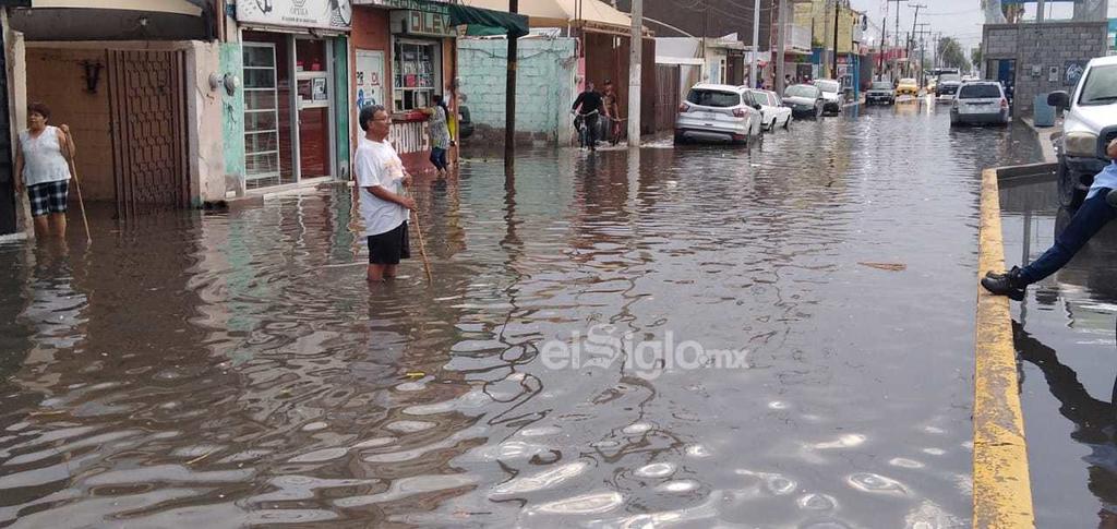 Lluvia derriba postes y deja inundaciones en La Laguna