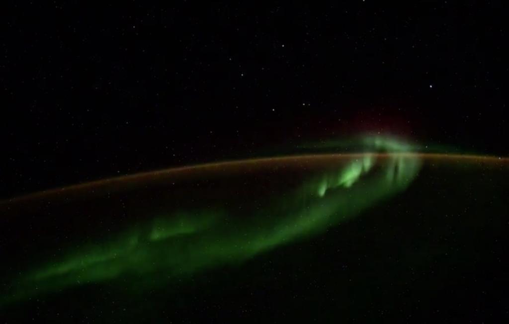 Captan aurora polar desde el espacio y notan presencia de 5 'extraños' objetos