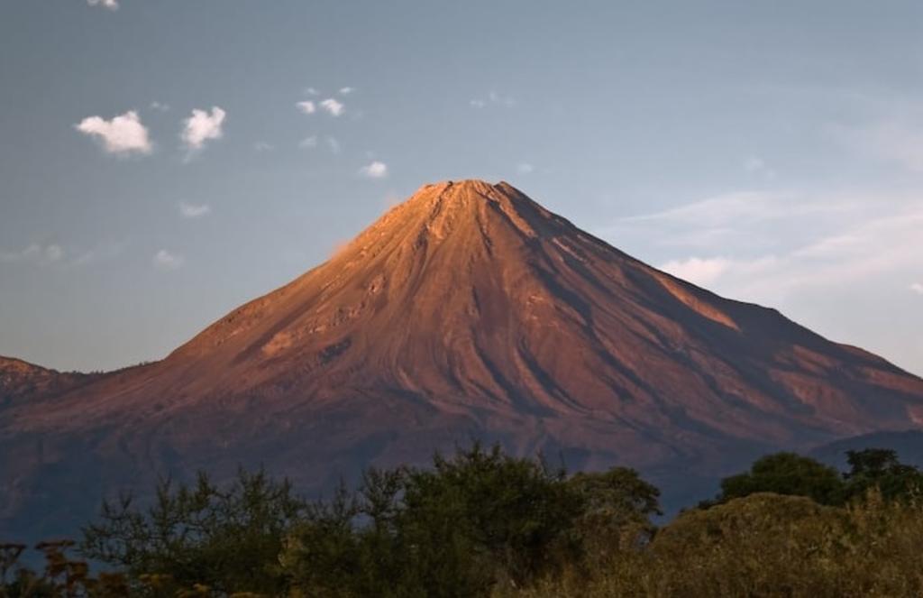'Sorprenden' relámpagos 'de colores' en volcán de Colima