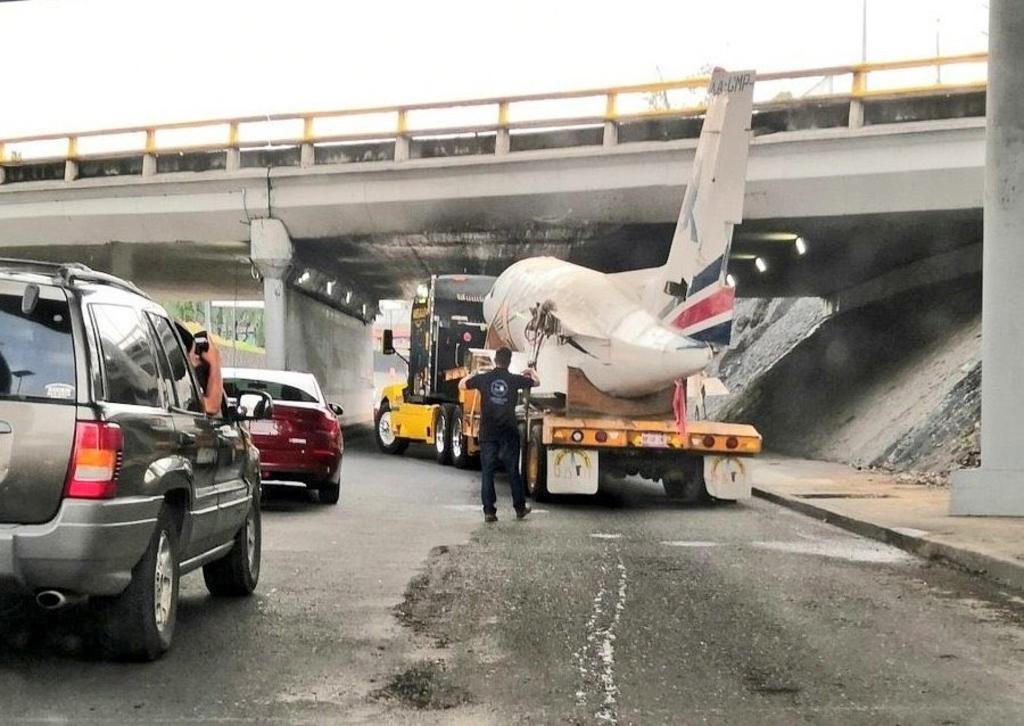VIRAL: Avión se atora bajo un puente en Viaducto Tlalpan