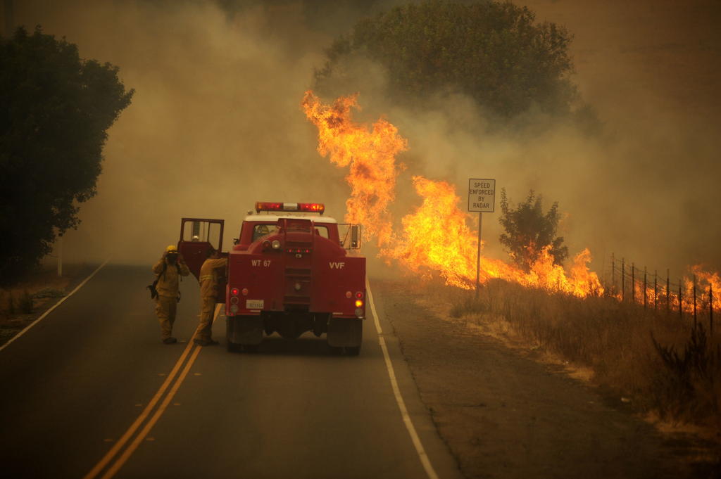Incendios en California dejan 6 muertos y casi 200 mil evacuados