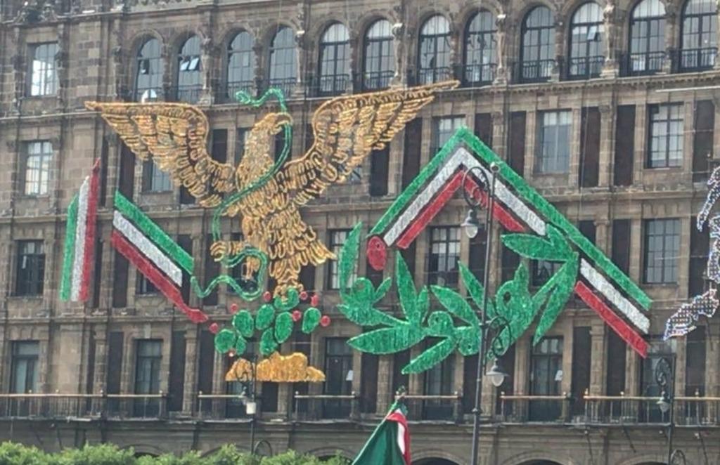 Remplazan Escudo Nacional por el de Morena para decoración de fiestas patrias