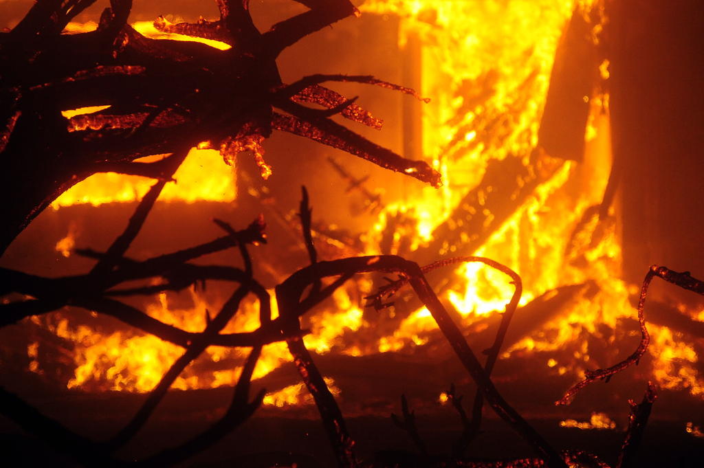Bomberos pasan entre el 'peor incendio forestal' en la historia de California