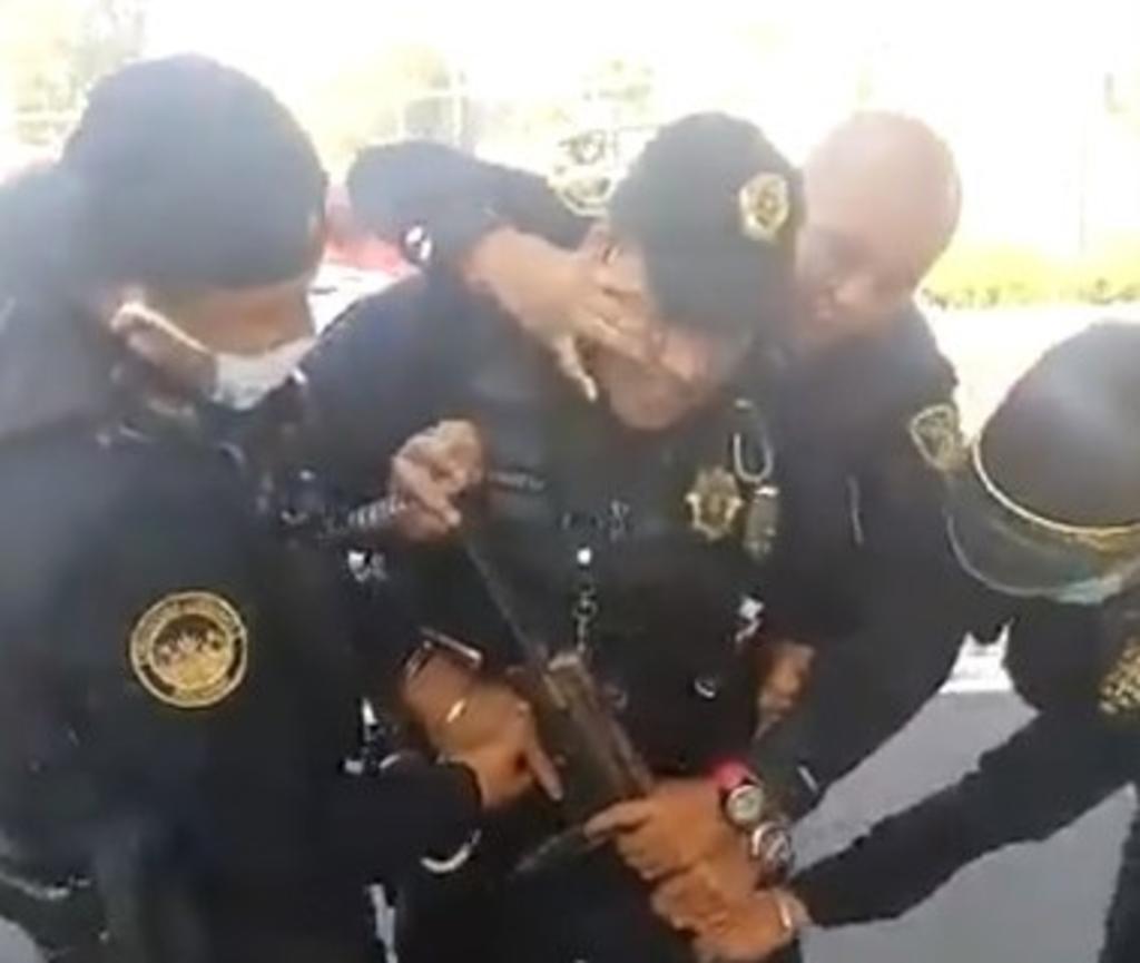 Policías de la CDMX pelean por un arma y termina disparándose