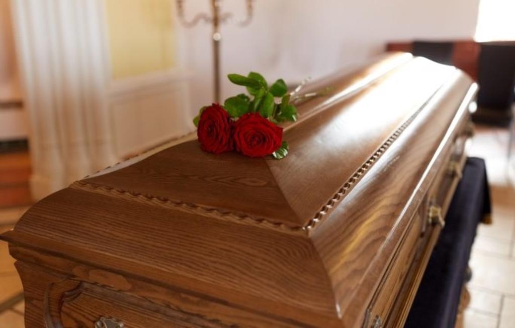Joven 'muerta' despierta en funeraria antes de ser embalsamada