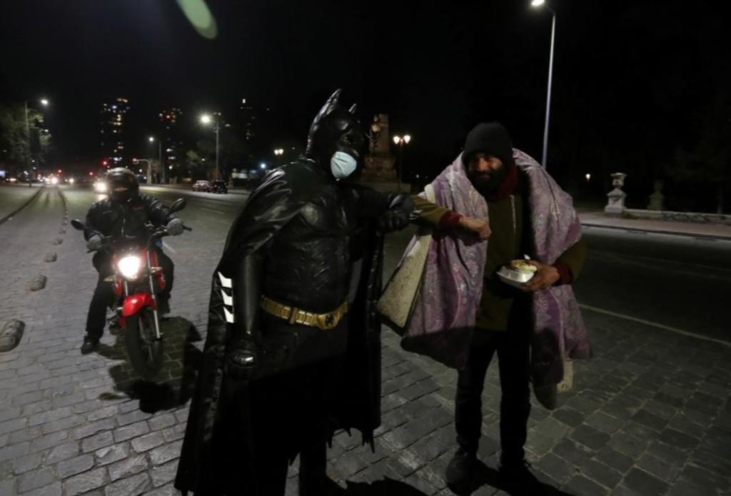 'Batman' reparte comida a los más necesitados durante la pandemia