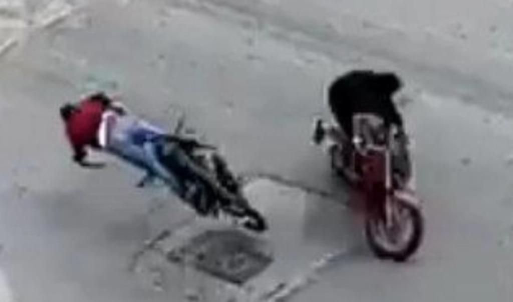 Motociclistas protagonizan 'aparatoso' accidente al impactar uno con el otro