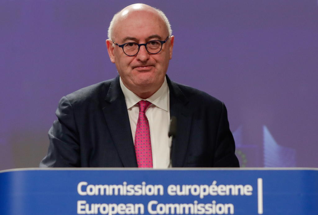 Presenta su dimisión comisario europeo de Comercio tras faltar a medidas contra pandemia