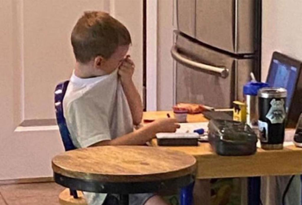 Madre comparte el momento en que su hijo llora por estudiar desde casa