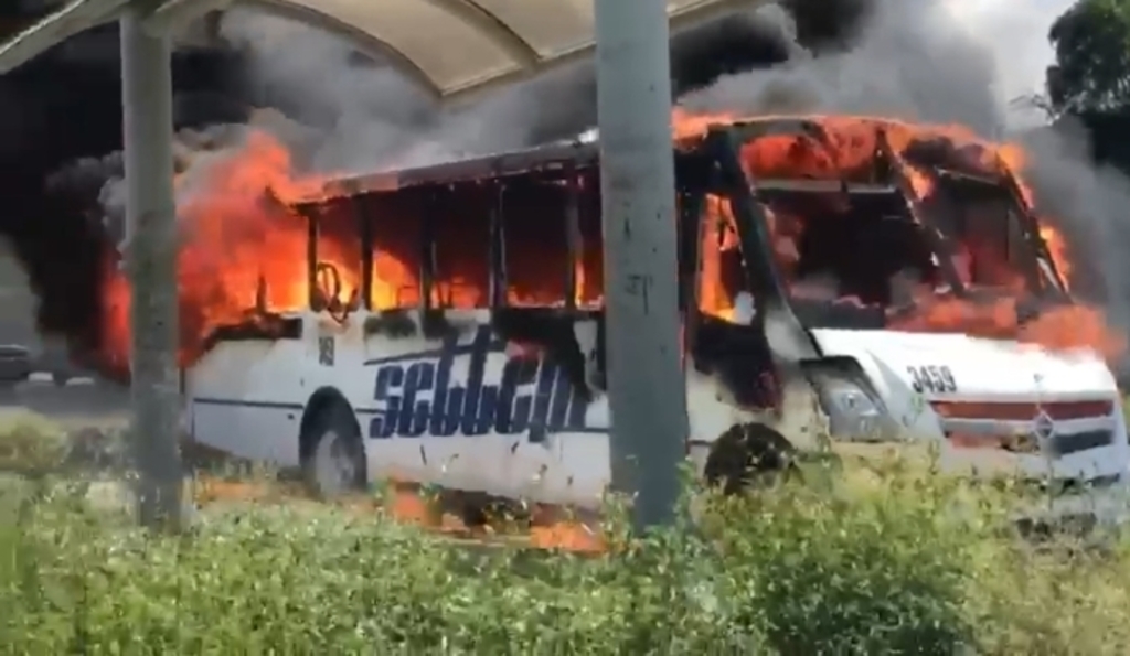 Fuego consume autobús de personal en Saltillo