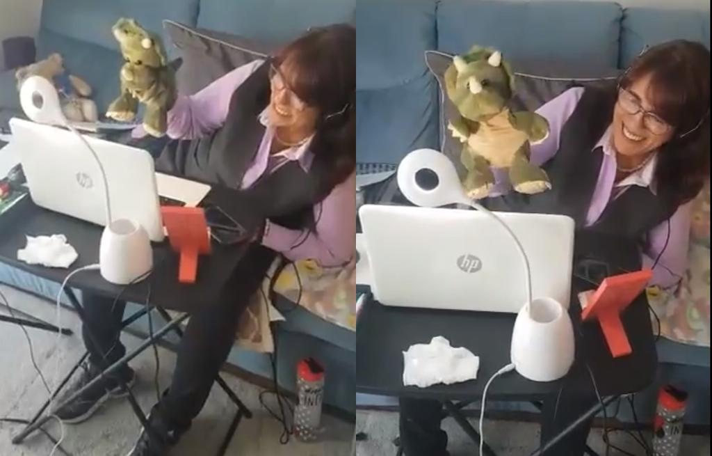 'Dinosabio', la marioneta que una maestra utiliza para impartir sus clases en línea
