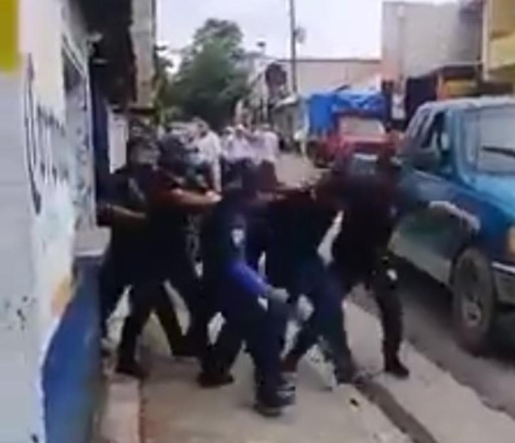 Policías golpean a supuesto asaltante en Chiapas