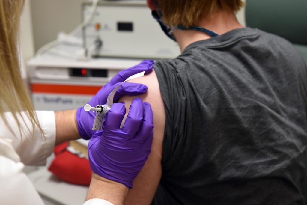 Vacuna de Oxford y AstraZeneca lista para comenzar ensayos masivo