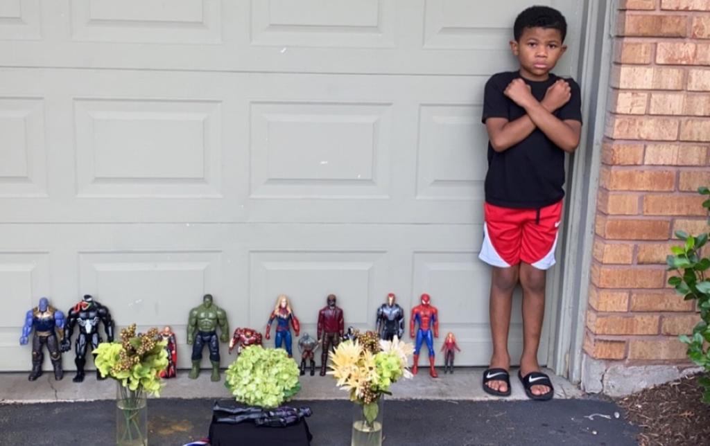 Niño rinde emotivo homenaje a Chadwick Boseman en compañía de 'Avangers'