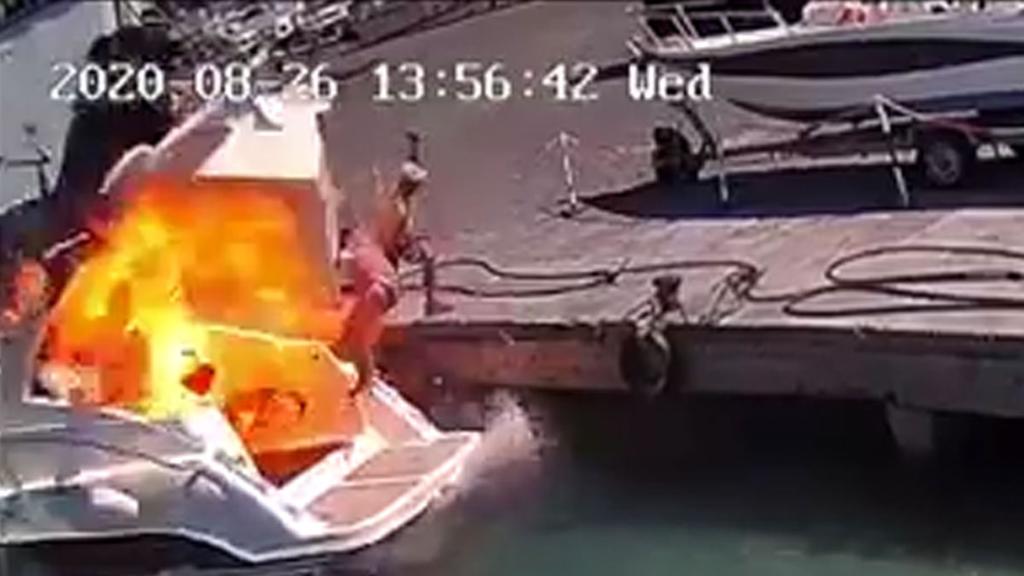 Mujer sale expulsada de un bote luego de una explosión en el puerto