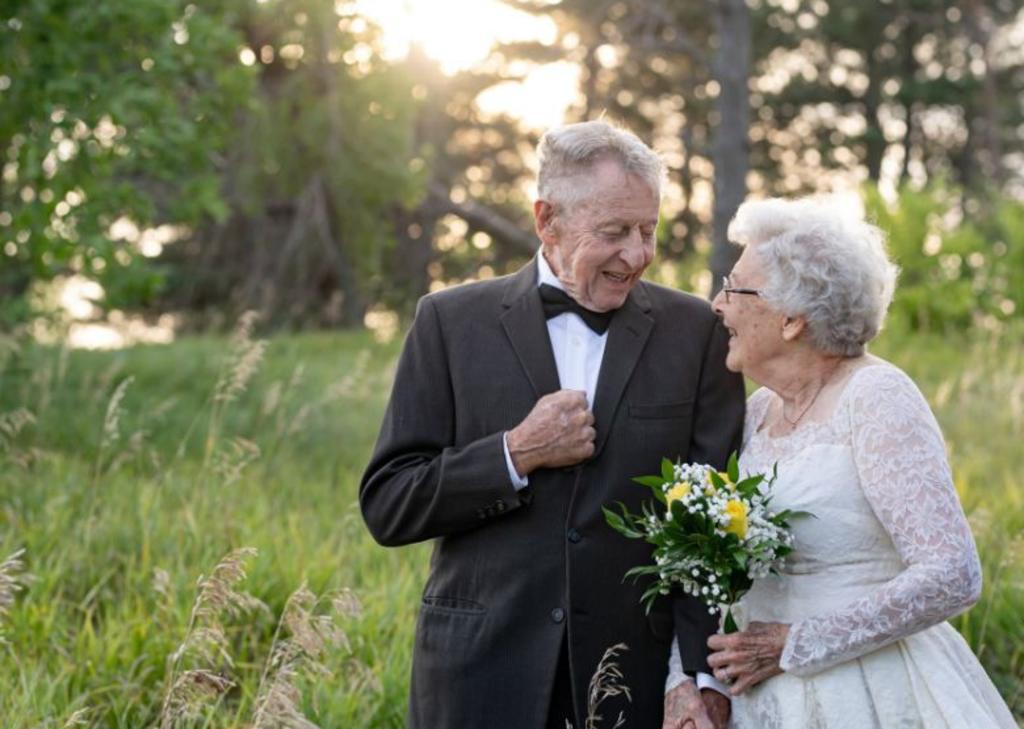 Ancianos se fotografían en su atuendo original de boda y se hacen virales