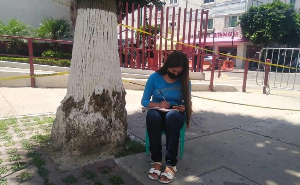 Estudiante se conecta a internet desde la calle para tomar sus clases