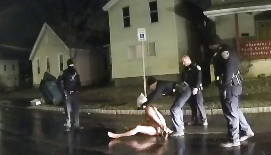 Difunden video de policías asfixiando a hombre afroamericano con una capucha