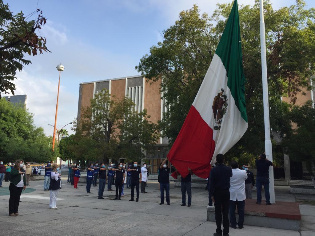 En señal de luto, iza Bandera de México personal del IMSS en Piedras Negras