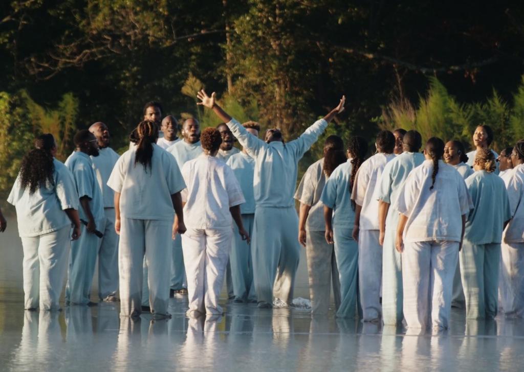 Kanye West 'imita a Jesús' y camina sobre el agua durante misa