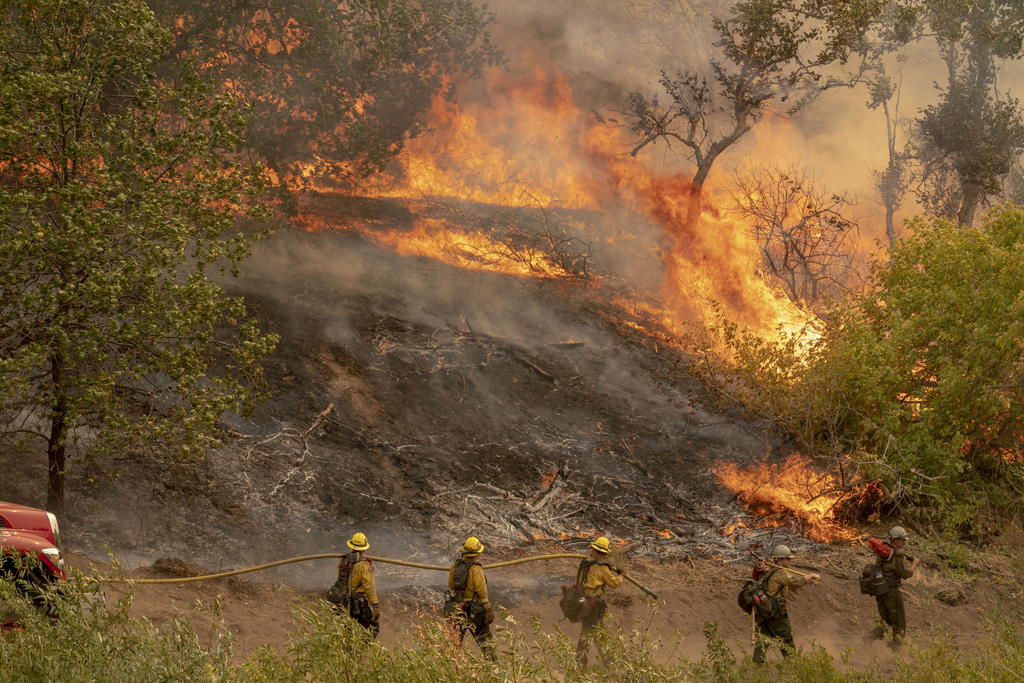 Amenazan fuertes vientos con empeorar la temporada de incendios en California