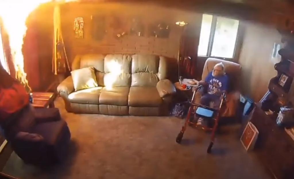 VIDEO: Rescatan a anciano de incendio en la sala de su hogar