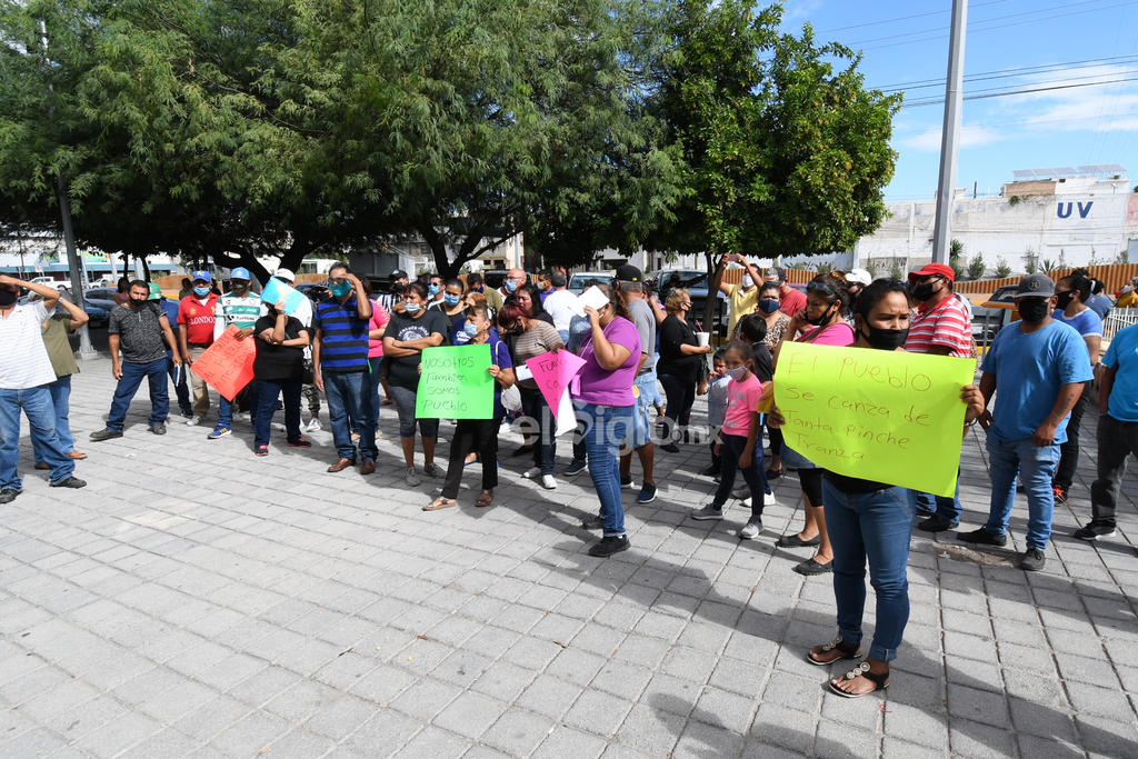 Protestan frente a Desarrollo Social en Torreón