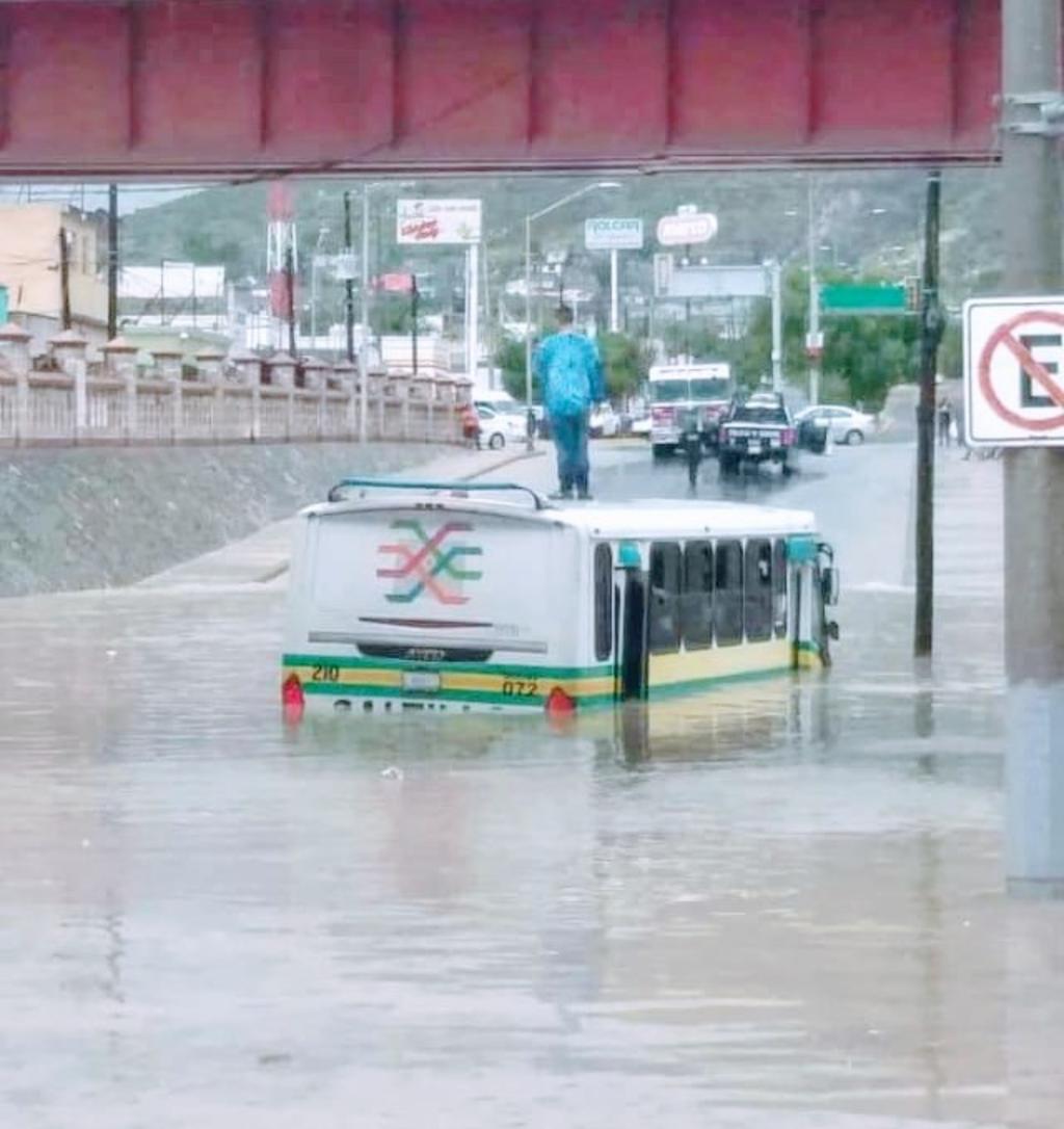 Pasajeros de transporte urbano y taxi quedan varados por lluvias en Saltillo