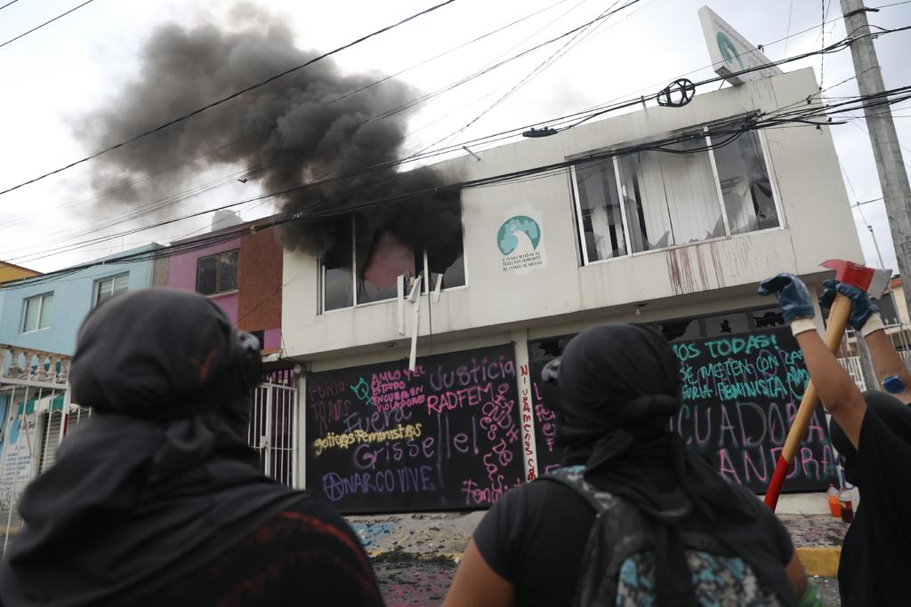 Feministas queman documentos en Visitaduría de Edomex