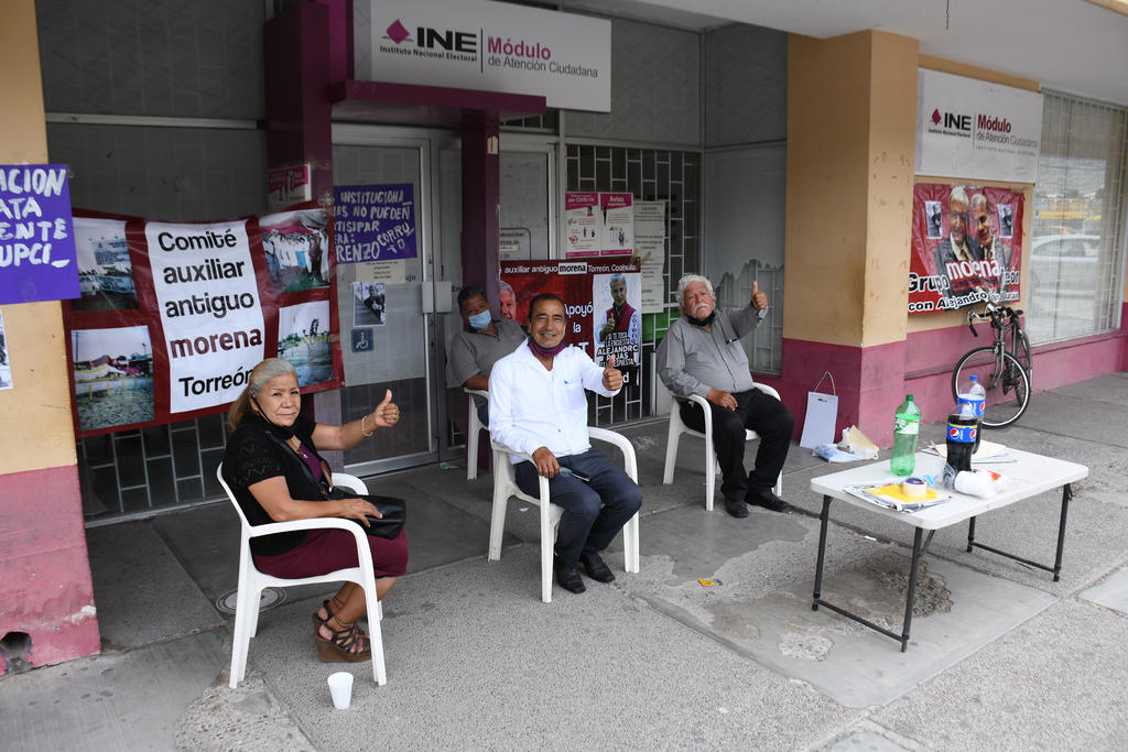 Morenistas toman INE en Torreón para quejarse de proceso de elección de dirigencia