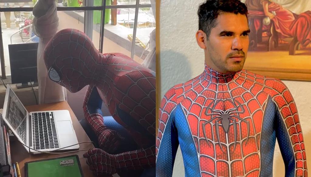 Maestro en Tijuana se disfraza de 'Spider Man' para impartir clases en línea