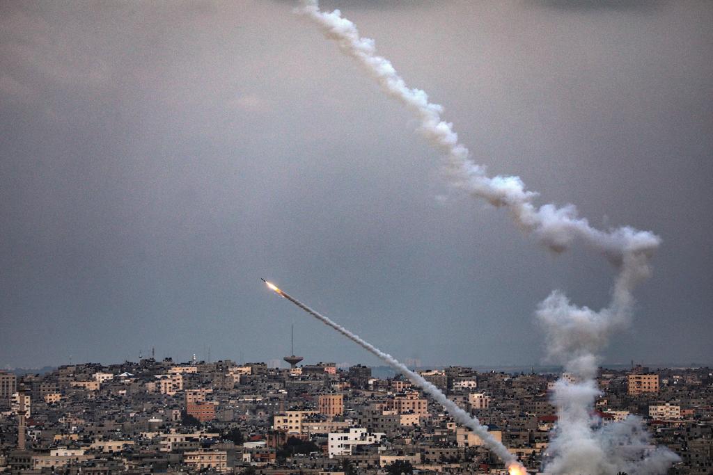 Milicianos de Gaza lanzan cohetes a Israel durante firma de pacto