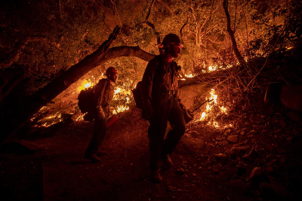 Incendio cerca de Los Ángeles inquieta a las autoridades por su proximidad