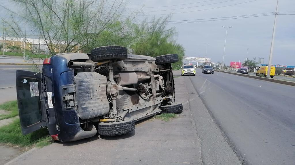 Vuelca en su camioneta sobre el periférico de Torreón