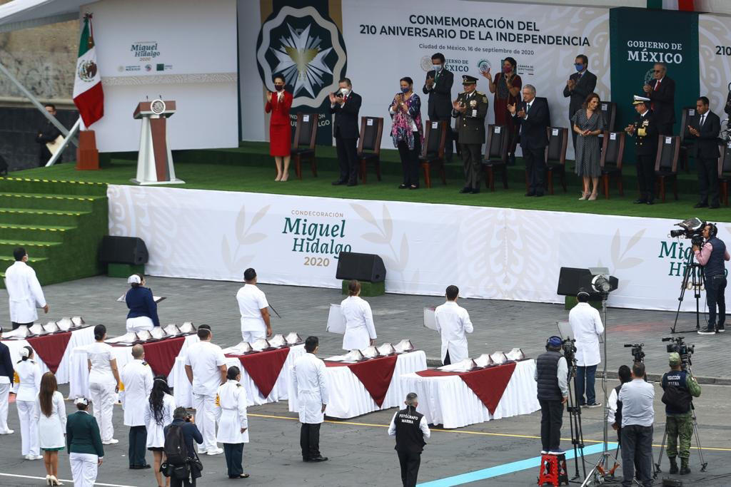AMLO entrega presea 'Miguel Hidalgo' a profesionales de la Salud