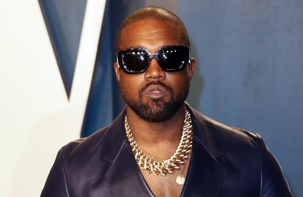 Kanye West comparte video orinando su propio Grammy y desata polémica