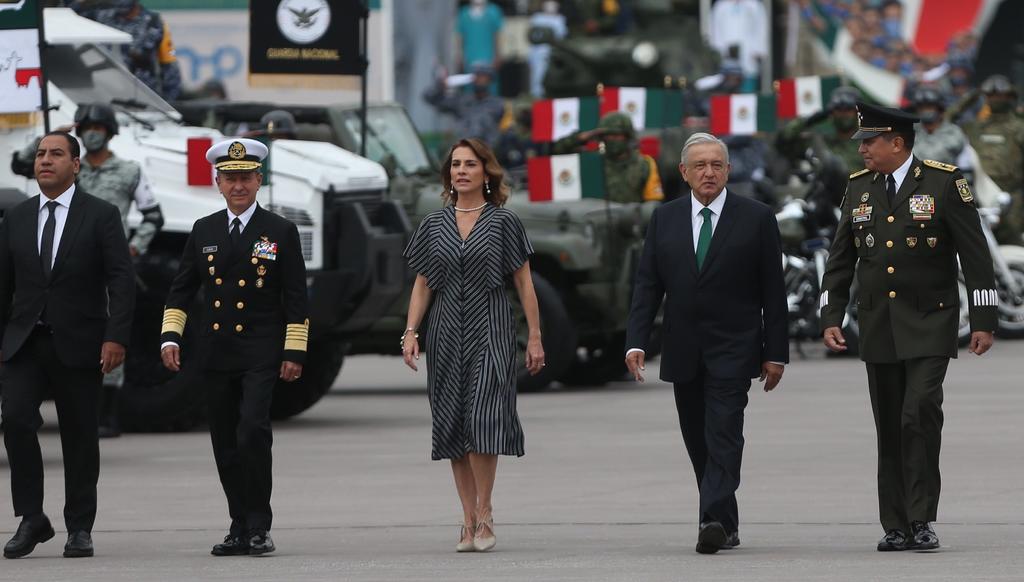 Celebran desfile militar por el 210 aniversario de la Independencia de México