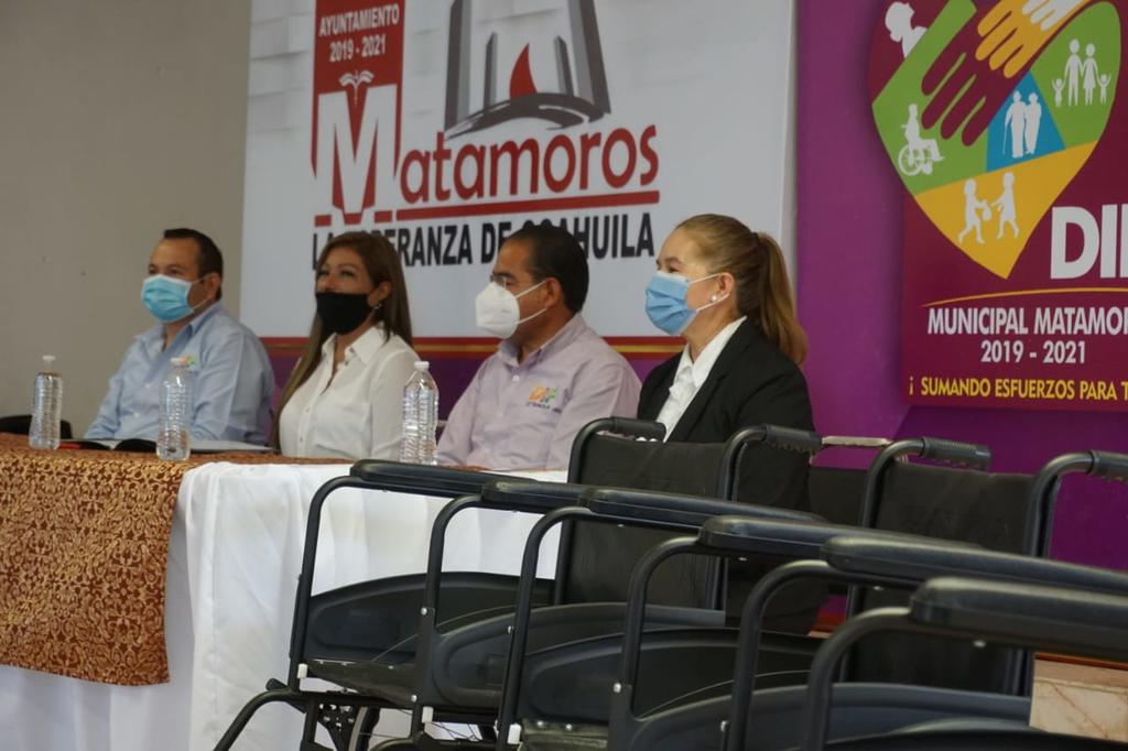 Entregan 26 sillas a personas con discapacidad en Matamoros