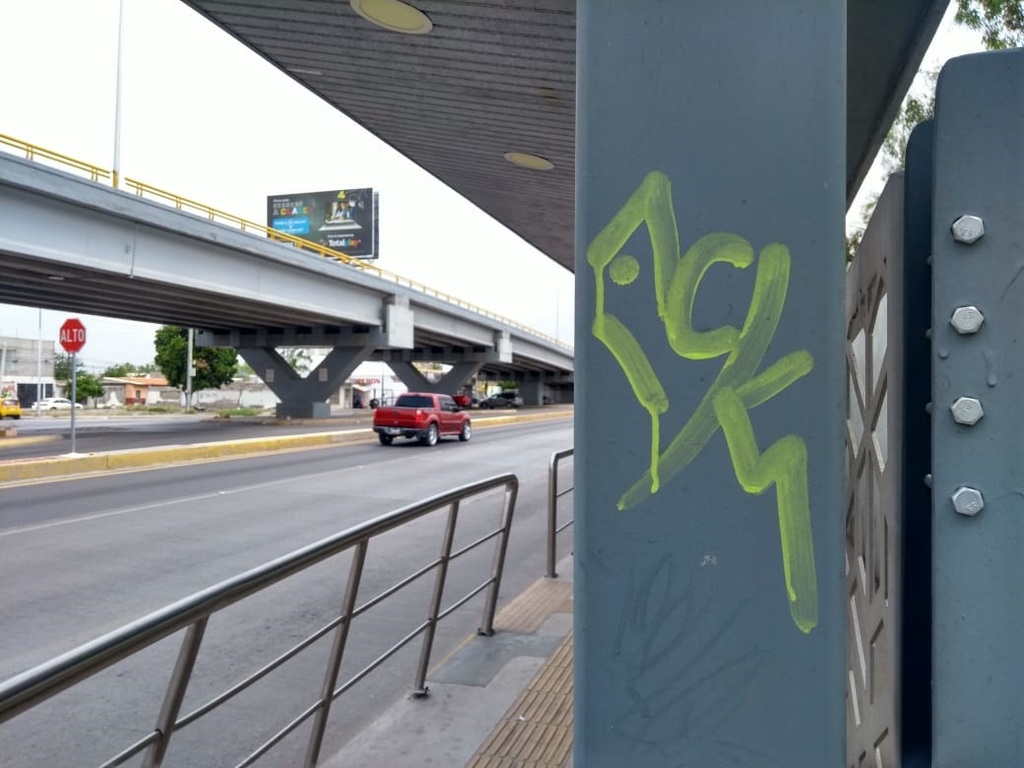 Vandalismo no cede en parabuses del Metrobús Laguna