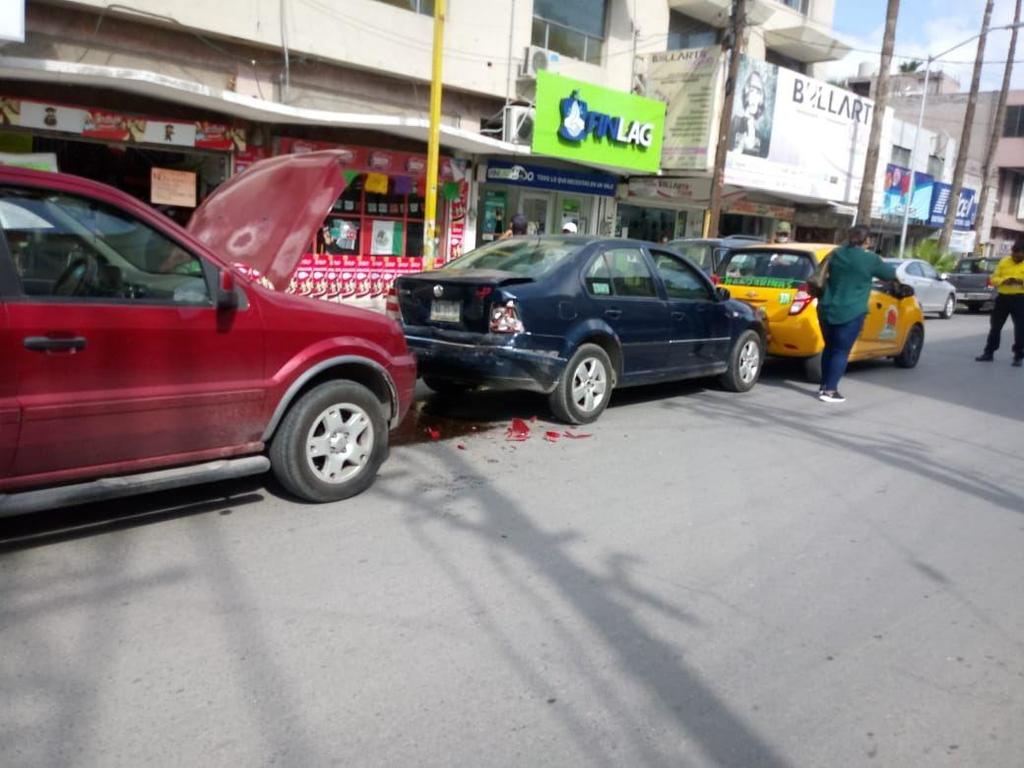 Doble choque en el Centro de Torreón deja una persona lesionada