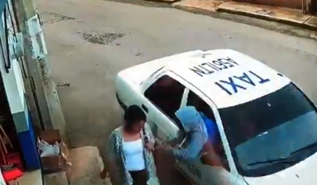 Sujetos a bordo de un taxi arrebatan bolso a mujer en Morelos